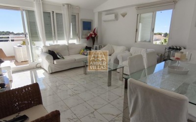 A penthouse with a spacious terrace and lovely views of the sea, the mountains and Altea.